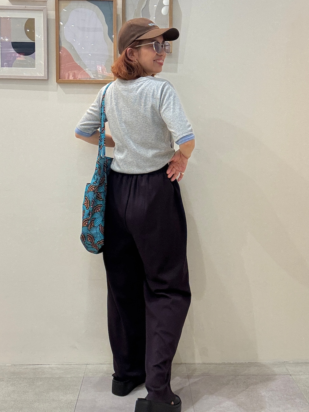 グレー系のTシャツ/カットソー、ブラウン系のその他パンツ、ブルー系のトートバッグを着用したレディースの夏コーディネートの3枚目の写真