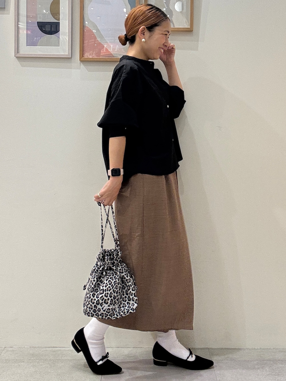 ブラック系のシャツ/ブラウス、ブラウン系のその他パンツ、ベージュ系のショルダーバッグを着用したレディースの夏コーディネートの2枚目の写真