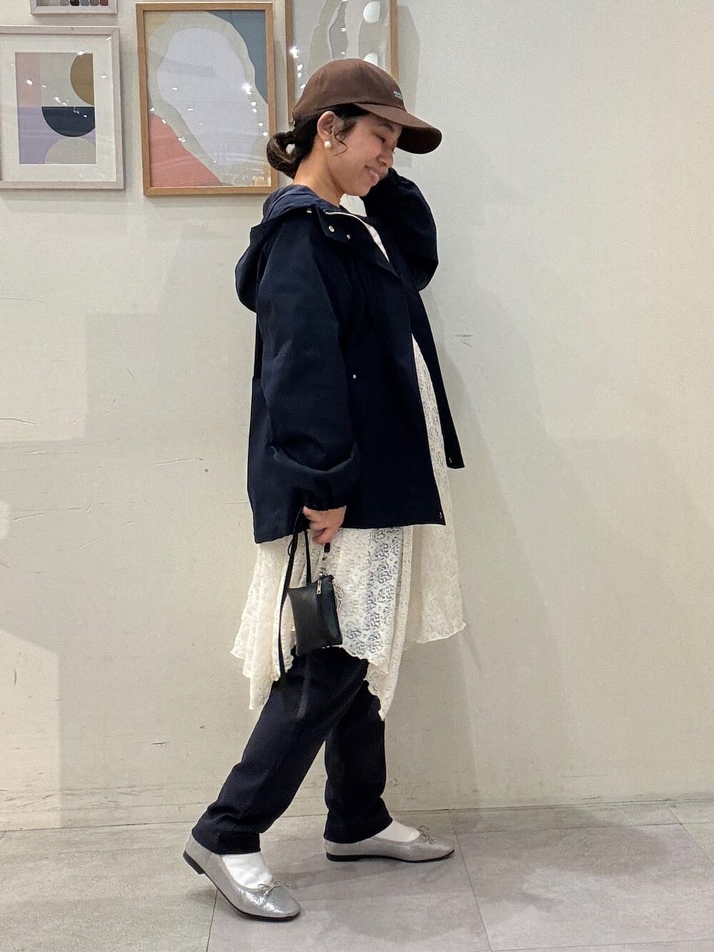 ブルー系のブルゾン、ホワイト系のチュニック、ピンク系のTシャツ/カットソーを着用したレディースの冬コーディネートの2枚目の写真