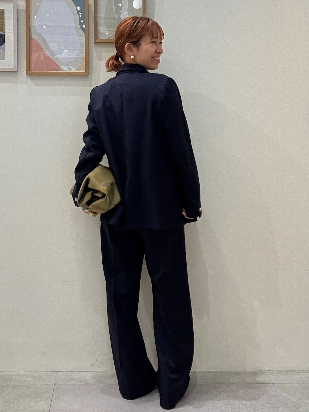 ブルー系のテーラードジャケット、ブルー系のニット/セーター、グレー系のTシャツ/カットソーを着用したレディースの秋コーディネートの7枚目の写真