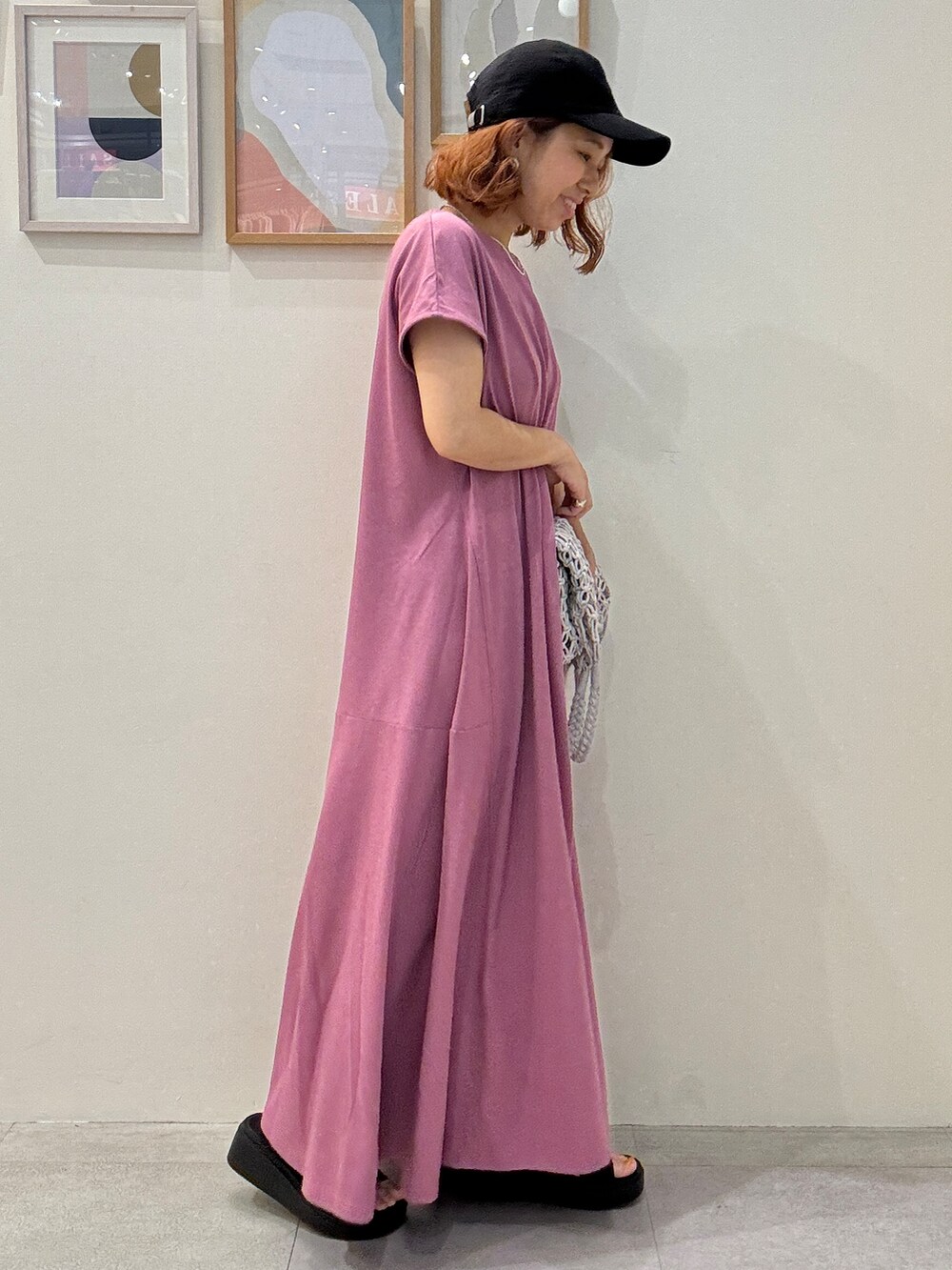 ホワイト系のシャツ/ブラウス、ピンク系のワンピース、ブラック系のサンダルを着用したレディースの夏コーディネートの2枚目の写真
