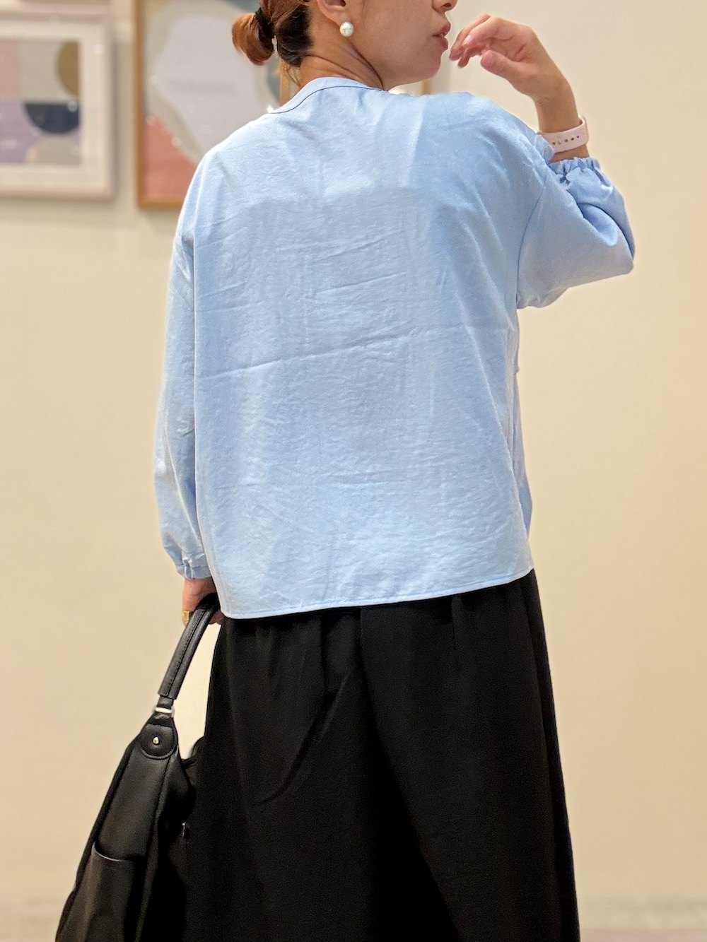 ブルー系のシャツ/ブラウス、ブラック系のその他パンツ、ブラック系のショルダーバッグを着用したレディースの夏コーディネートの6枚目の写真