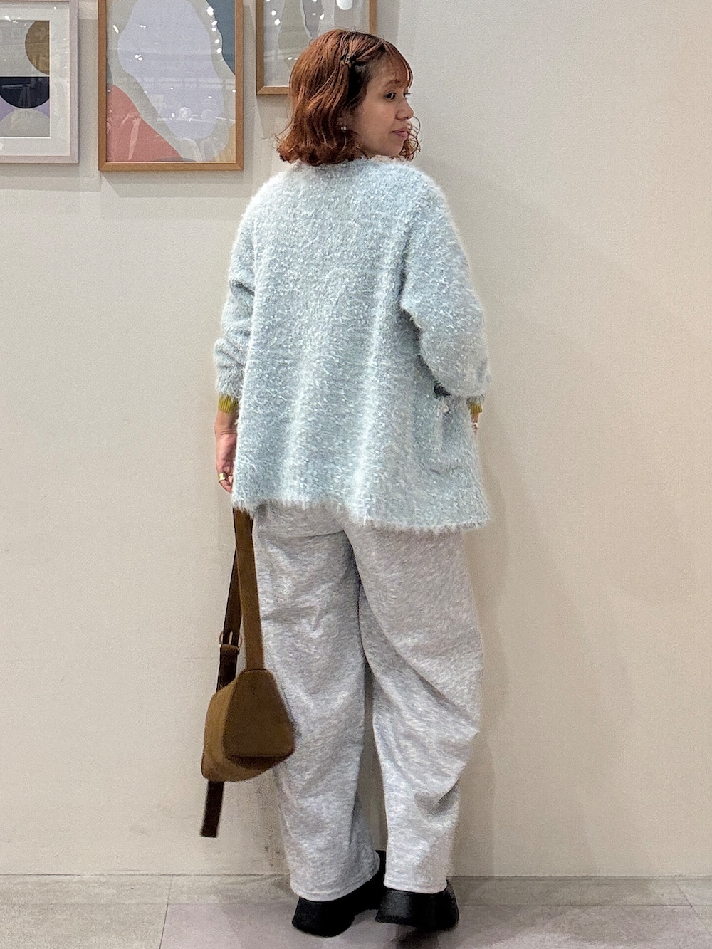 グリーン系のカーディガン/ボレロ、グリーン系のニット/セーター、グレー系のその他パンツを着用したレディースの秋コーディネートの3枚目の写真