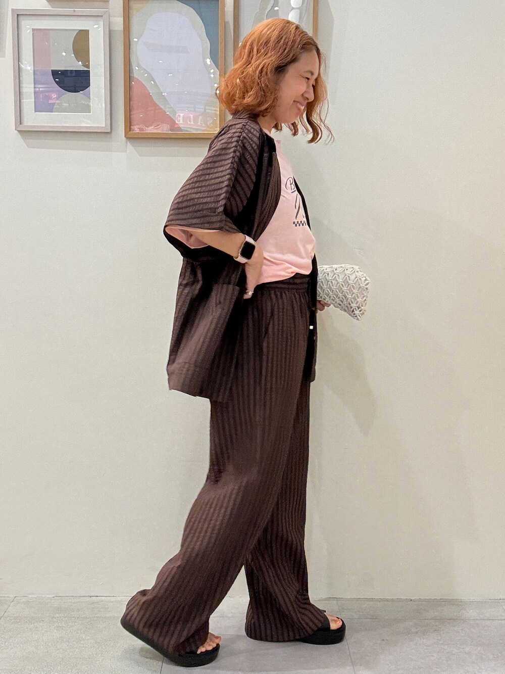 ブラウン系のテーラードジャケット、ピンク系のTシャツ/カットソー、ブラウン系のその他パンツを着用したレディースの夏コーディネートの2枚目の写真
