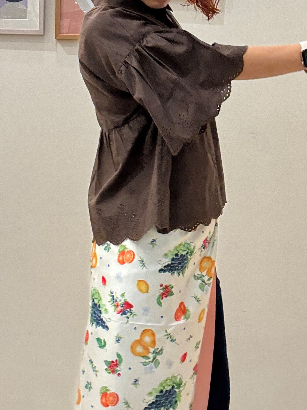 ブラウン系のシャツ/ブラウス、ブルー系のデニムパンツ、グレー系のショルダーバッグを着用したレディースの夏コーディネートの5枚目の写真