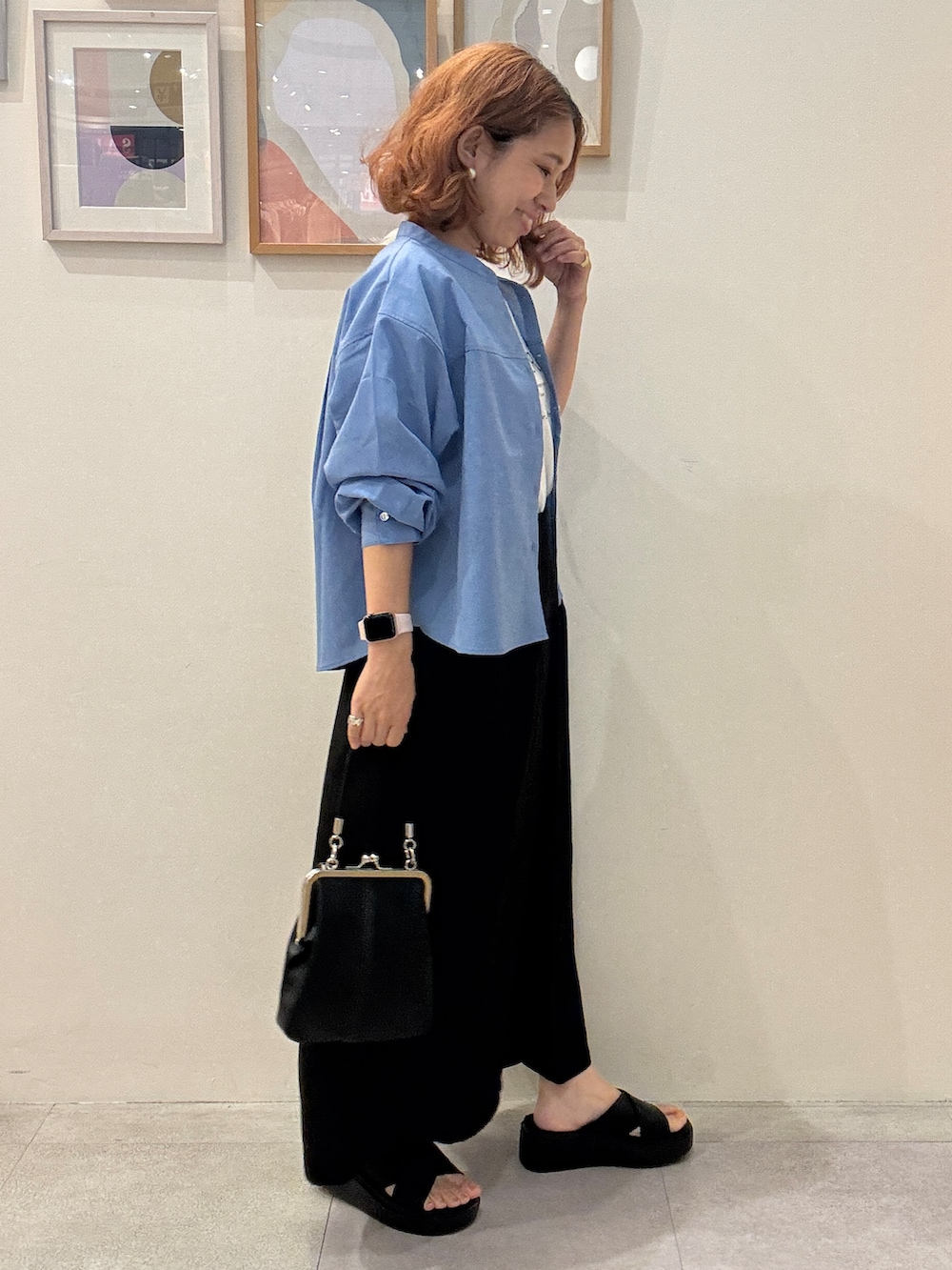 ブルー系のシャツ/ブラウス、ホワイト系のTシャツ/カットソー、ブラック系のその他パンツを着用したレディースの夏コーディネートの2枚目の写真