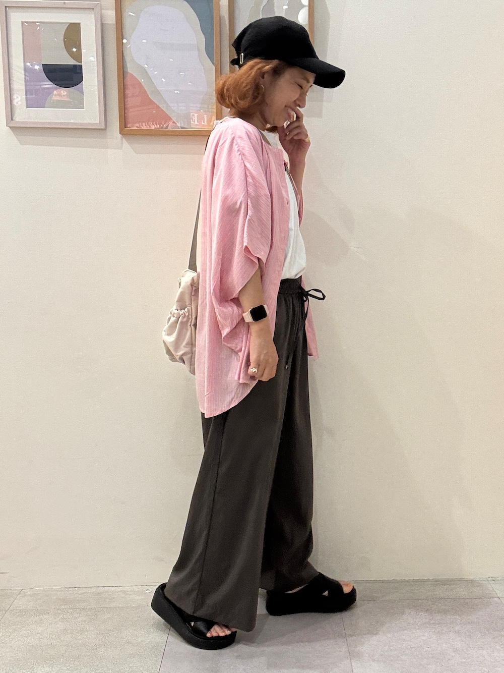 ピンク系のシャツ/ブラウス、ホワイト系のTシャツ/カットソー、ブラウン系のその他パンツを着用したレディースの夏コーディネートの2枚目の写真
