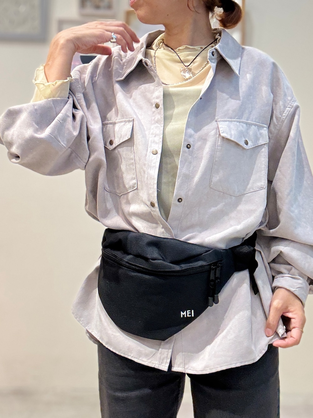 ベージュ系のシャツ/ブラウス、イエロー系のTシャツ/カットソー、ブラック系のデニムパンツを着用したレディースの秋コーディネートの4枚目の写真