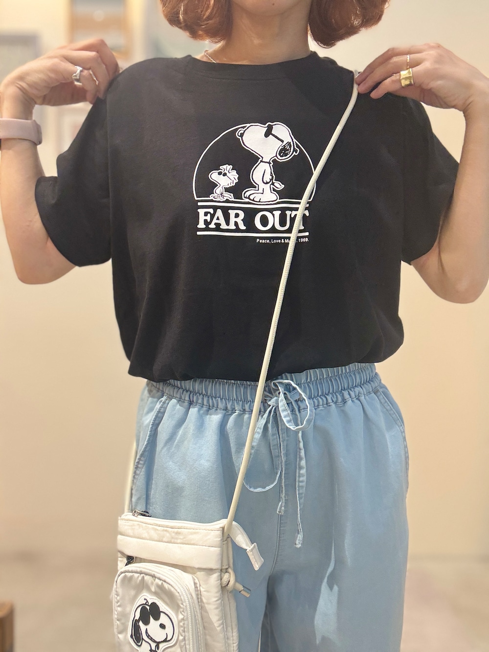 ブラック系のTシャツ/カットソー、ブルー系のデニムパンツ、ブラック系のサンダルを着用したレディースの夏コーディネートの5枚目の写真
