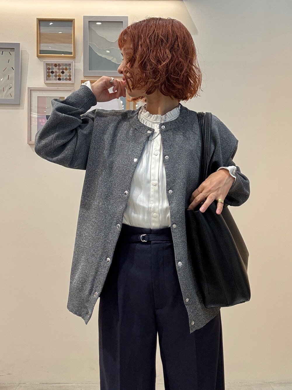 グレー系のカーディガン/ボレロ、ホワイト系のシャツ/ブラウス、ブルー系のその他パンツを着用したレディースの秋コーディネートの4枚目の写真
