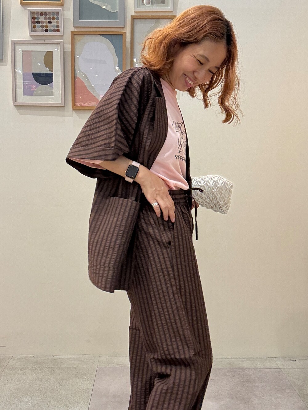 ブラウン系のテーラードジャケット、ピンク系のTシャツ/カットソー、ブラウン系のその他パンツを着用したレディースの夏コーディネートの4枚目の写真