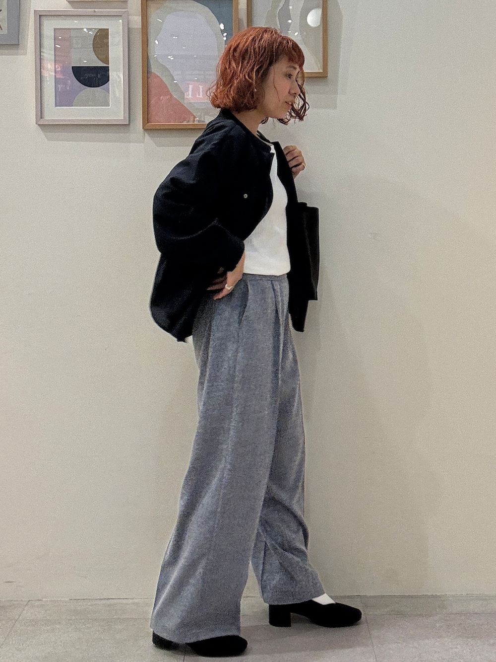 ブルー系のシャツ/ブラウス、ホワイト系のTシャツ/カットソー、ブルー系のその他パンツを着用したレディースの秋コーディネートの2枚目の写真