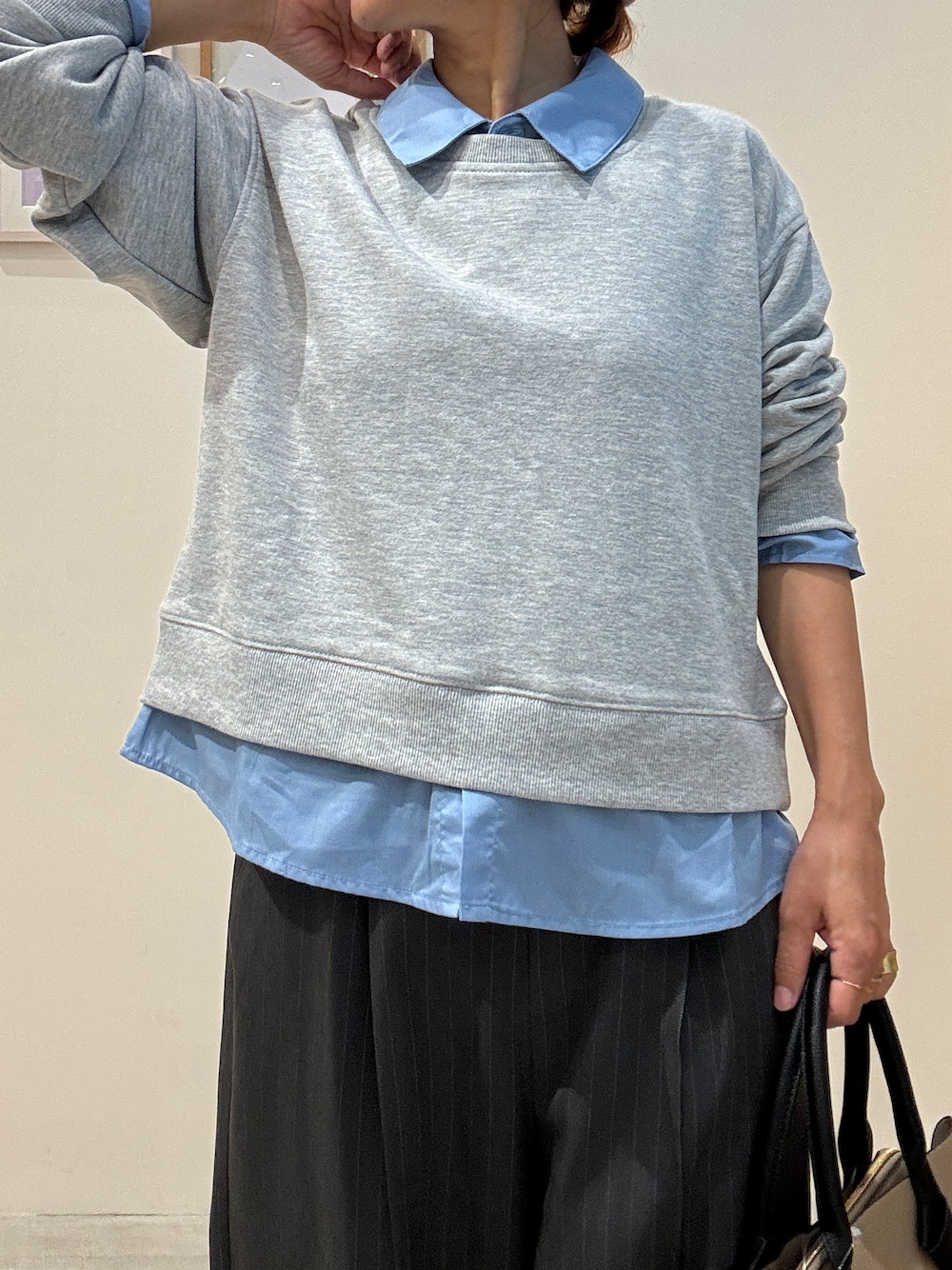 グレー系のTシャツ/カットソー、グレー系のその他パンツ、ブラック系のその他シューズを着用したレディースの秋コーディネートの5枚目の写真