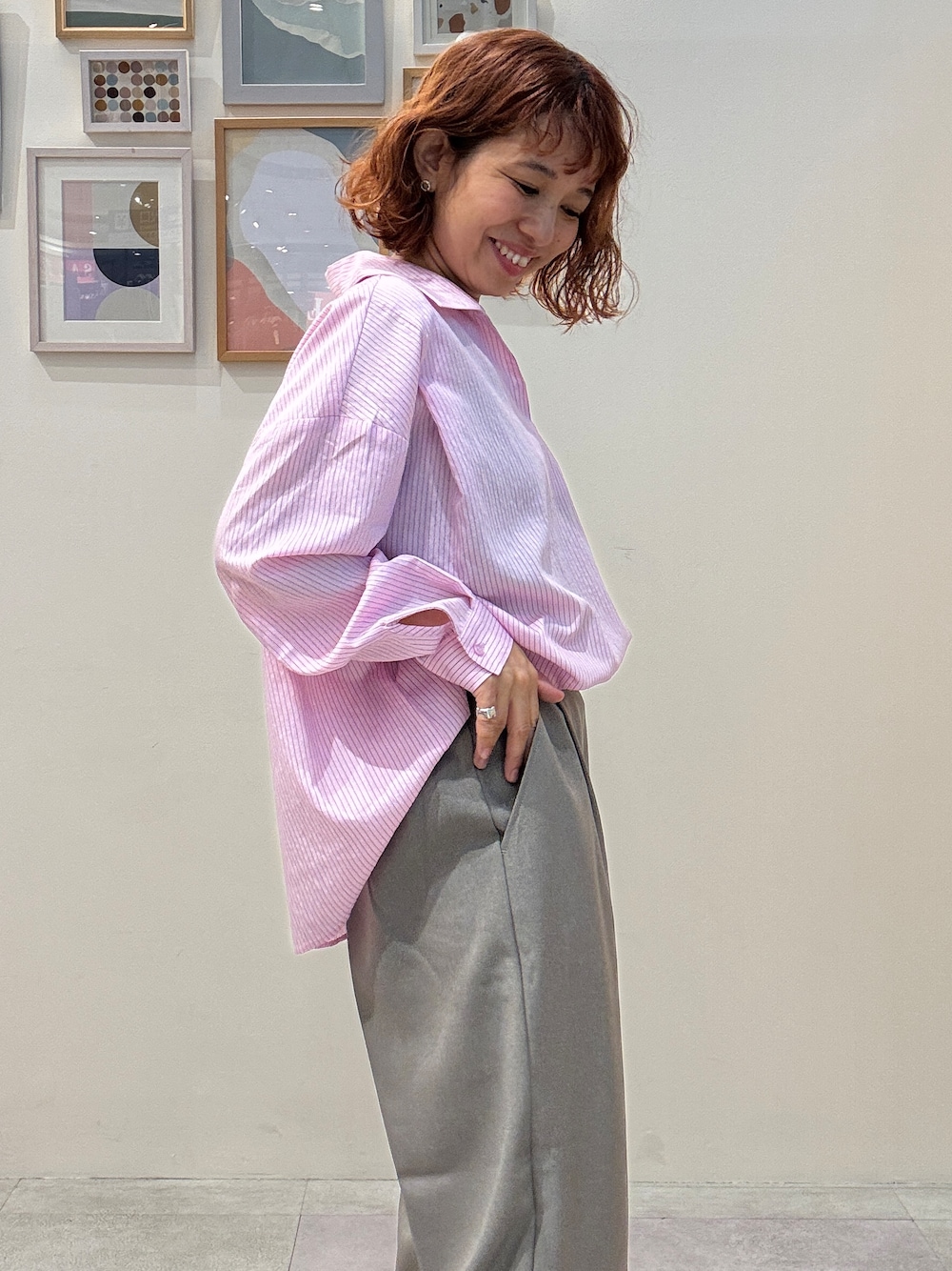 ピンク系のシャツ/ブラウス、ベージュ系のその他パンツ、レッド系のショルダーバッグを着用したレディースの秋コーディネートの5枚目の写真