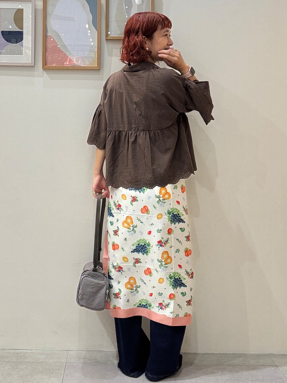 ブラウン系のシャツ/ブラウス、ブルー系のデニムパンツ、グレー系のショルダーバッグを着用したレディースの夏コーディネートの3枚目の写真