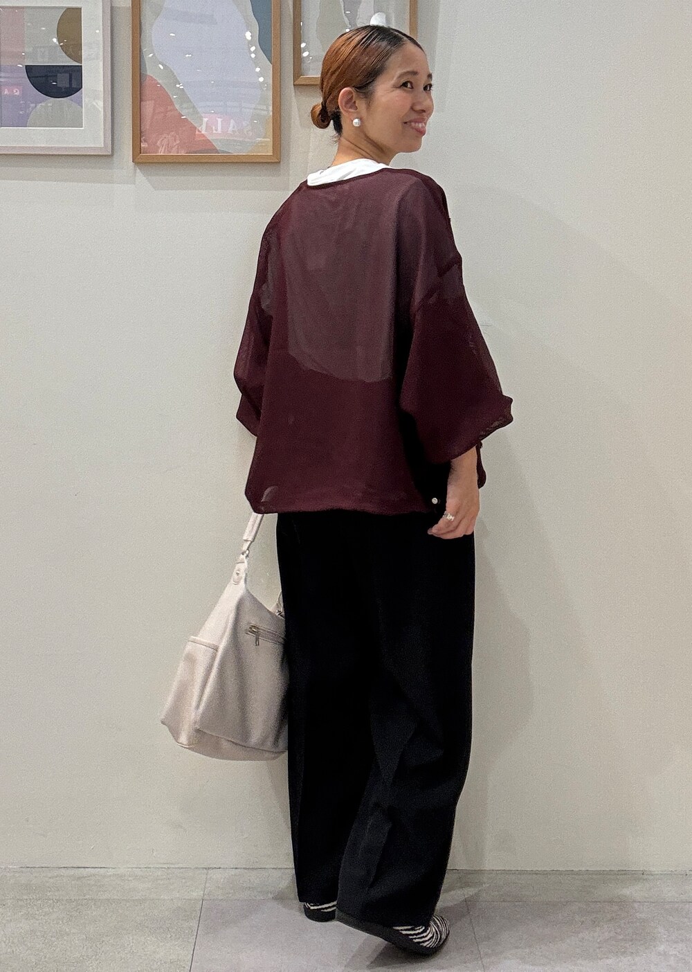 レッド系のブルゾン、ホワイト系のTシャツ/カットソー、ブラック系のその他パンツを着用したレディースの夏コーディネートの3枚目の写真