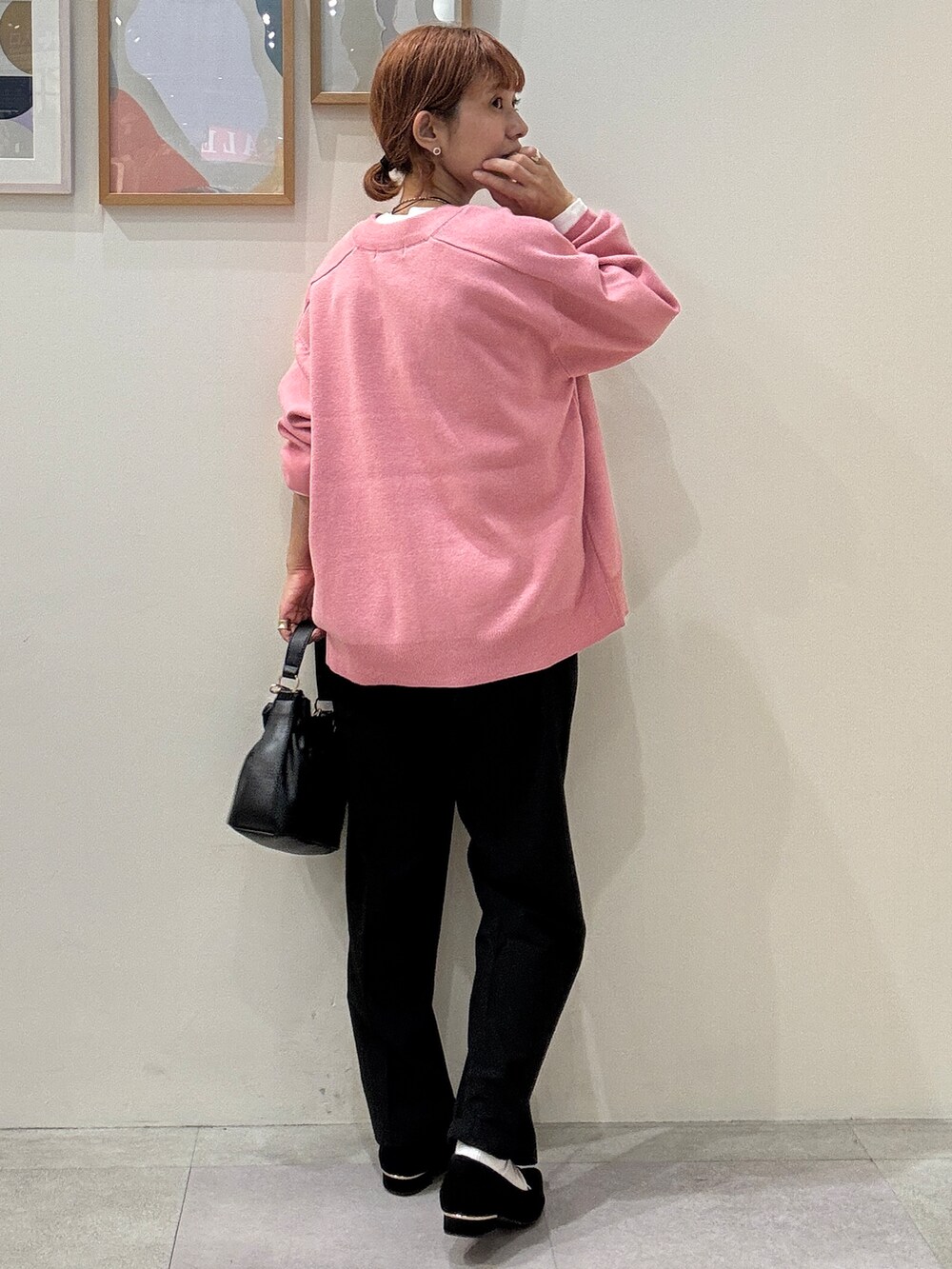 ホワイト系のTシャツ/カットソー、ブラック系のその他パンツ、ブラック系のショルダーバッグを着用したレディースの秋コーディネートの3枚目の写真