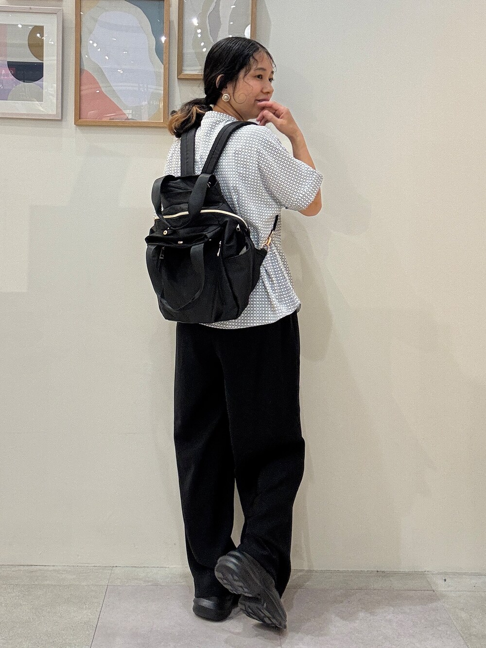 ホワイト系のシャツ/ブラウス、ブラック系のその他パンツ、ブラック系のバックパック/リュックを着用したレディースの夏コーディネートの3枚目の写真