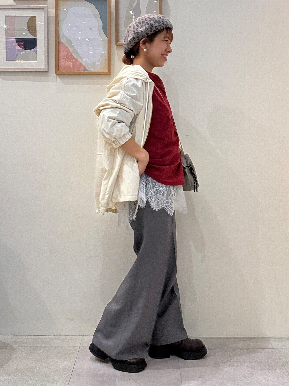 ホワイト系のブルゾン、ホワイト系のTシャツ/カットソー、レッド系のTシャツ/カットソーを着用したレディースの秋コーディネートの2枚目の写真