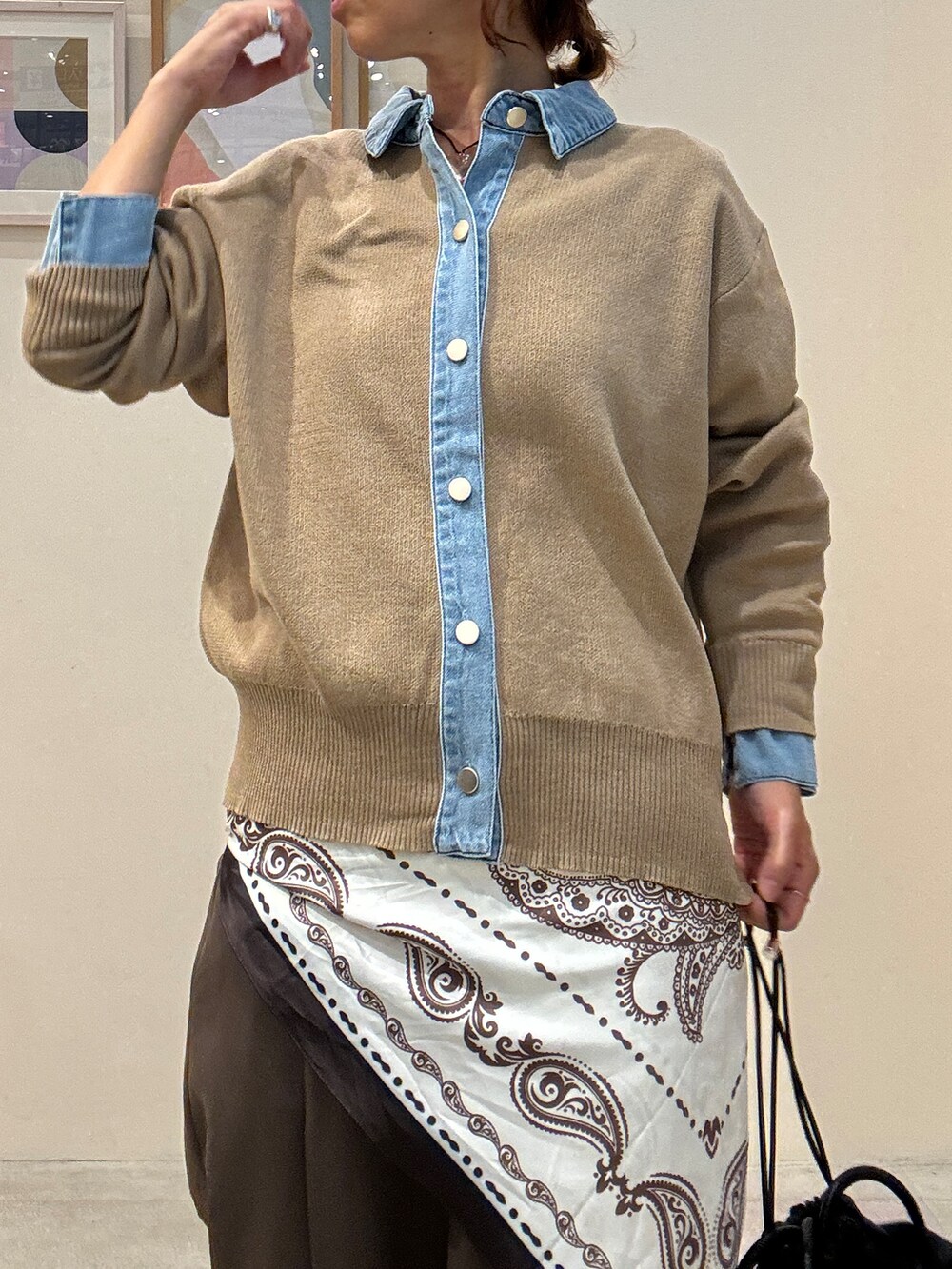 ベージュ系のカーディガン/ボレロ、ブラウン系のその他パンツ、ブラック系のその他シューズを着用したレディースの秋コーディネートの4枚目の写真
