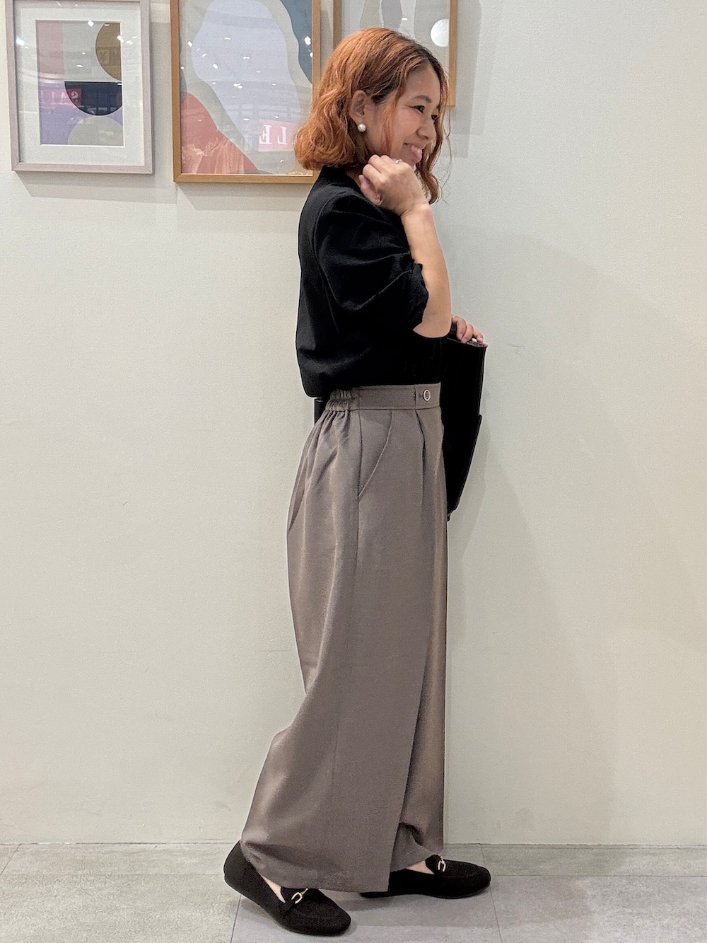 ブラック系のシャツ/ブラウス、ブラウン系のその他パンツ、ブラウン系のその他シューズを着用したレディースの夏コーディネートの2枚目の写真