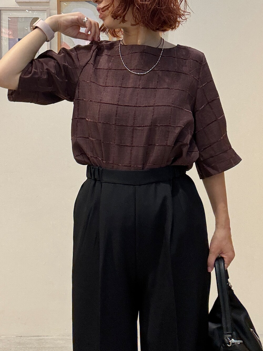 ブラウン系のシャツ/ブラウス、ブラック系のその他パンツ、ブラック系のショルダーバッグを着用したレディースの夏コーディネートの5枚目の写真