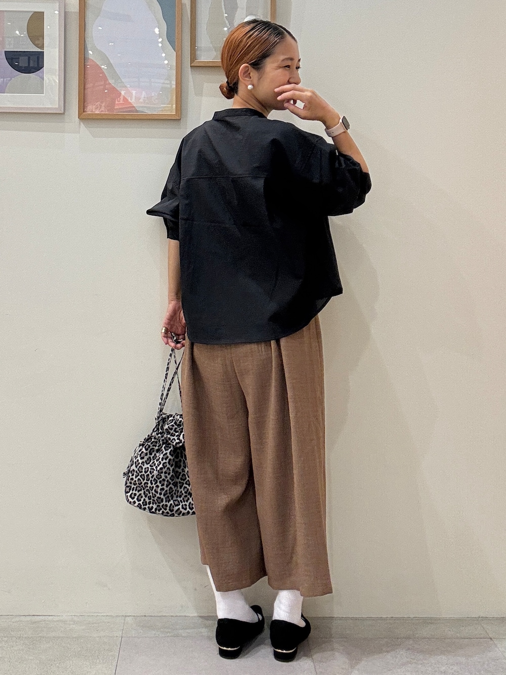 ブラック系のシャツ/ブラウス、ブラウン系のその他パンツ、ベージュ系のショルダーバッグを着用したレディースの夏コーディネートの3枚目の写真