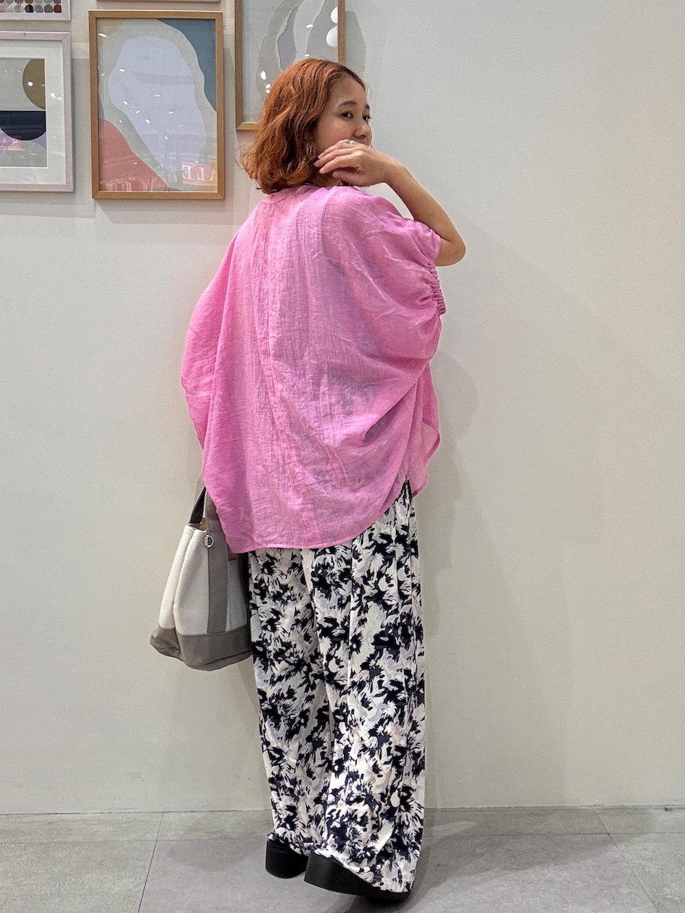 ピンク系のシャツ/ブラウス、シルバー系のタンクトップ、ブルー系のその他パンツを着用したレディースの夏コーディネートの3枚目の写真