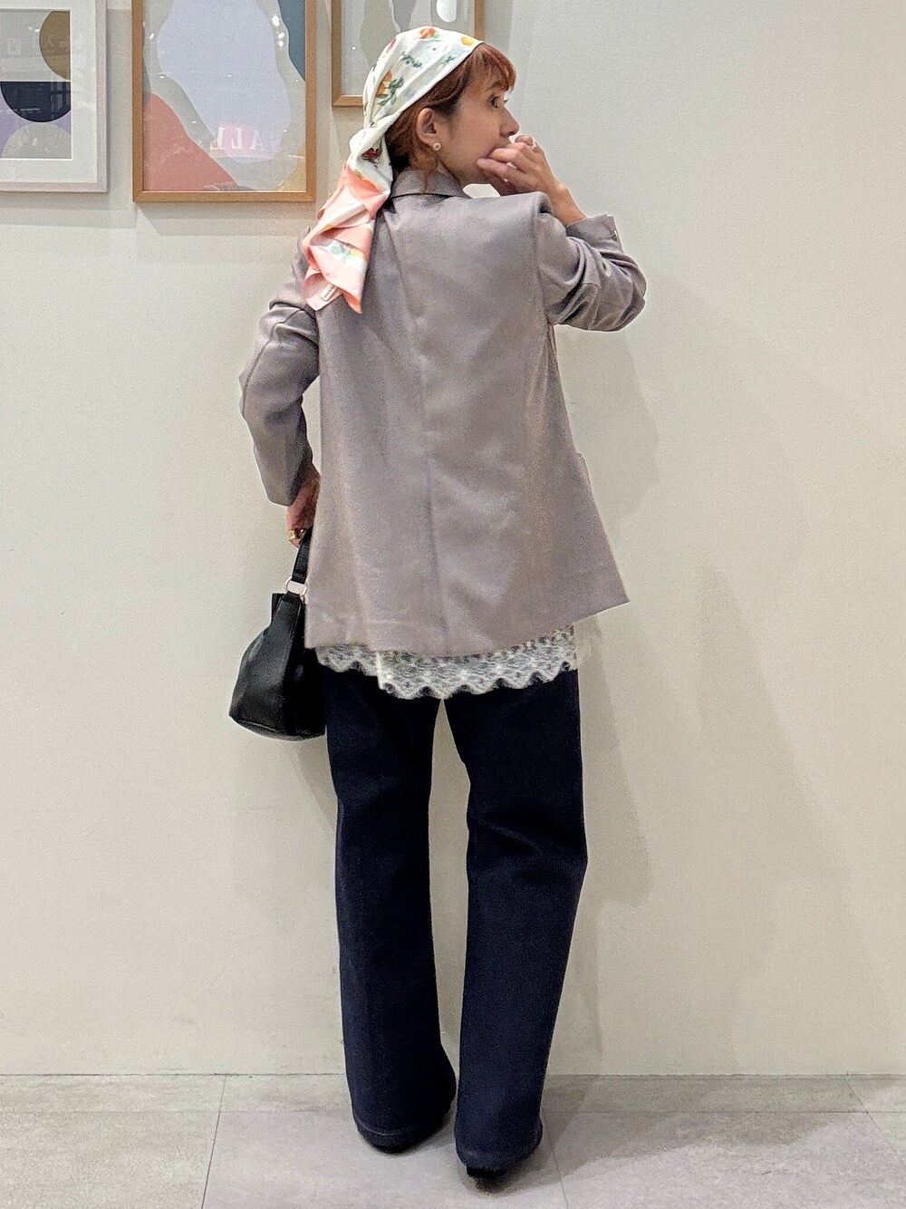 ブラウン系のテーラードジャケット、ピンク系のニット/セーター、ホワイト系のTシャツ/カットソーを着用したレディースの秋コーディネートの3枚目の写真