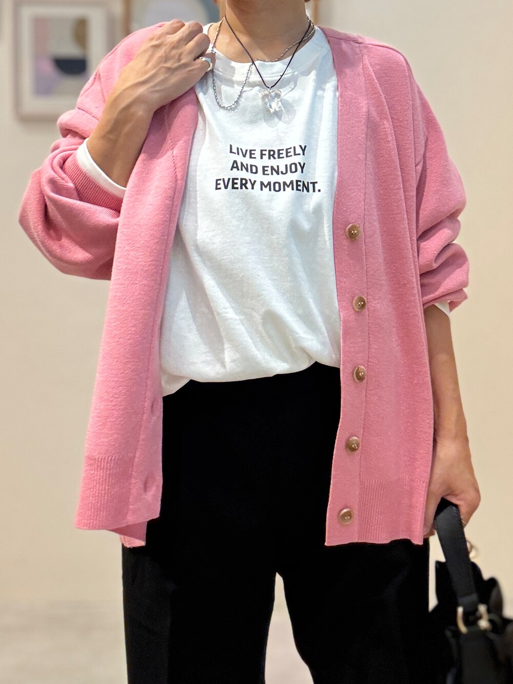 ホワイト系のTシャツ/カットソー、ブラック系のその他パンツ、ブラック系のショルダーバッグを着用したレディースの秋コーディネートの5枚目の写真