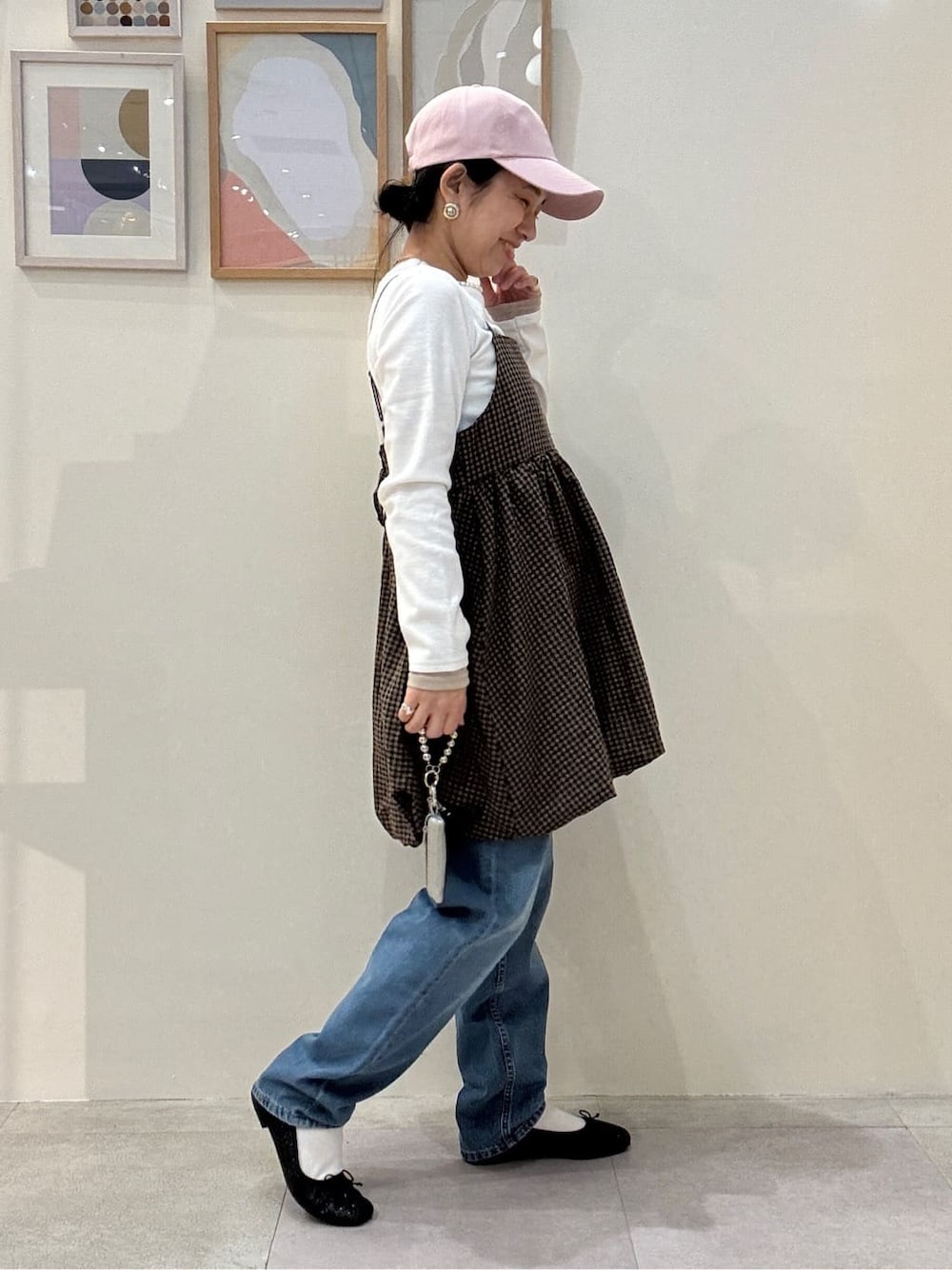 ホワイト系のTシャツ/カットソー、ブラウン系のチュニック、ブルー系のデニムパンツを着用したレディースの春コーディネートの2枚目の写真