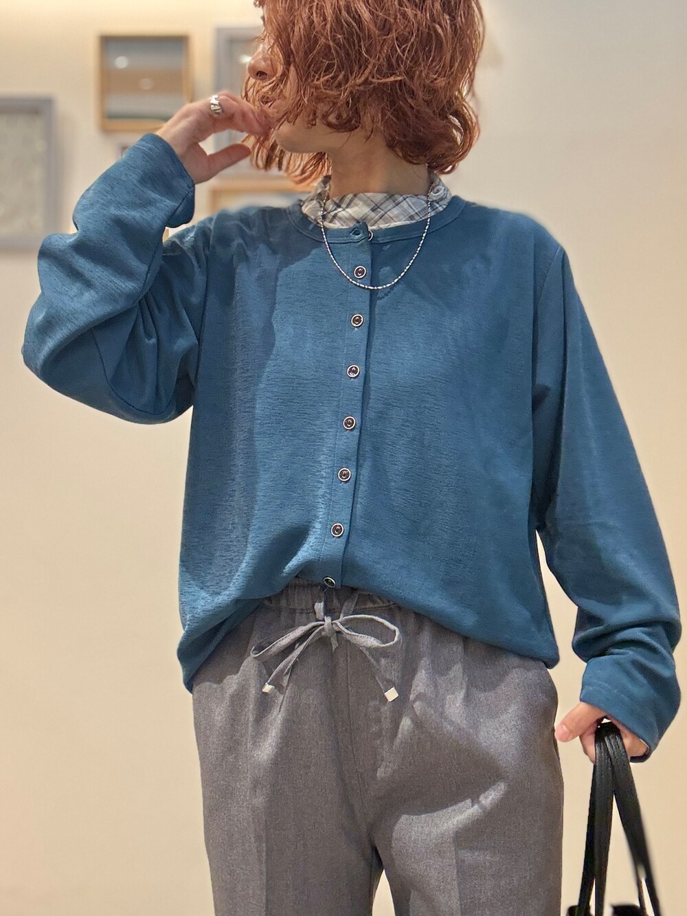 グリーン系のカーディガン/ボレロ、グレー系のTシャツ/カットソー、グレー系のその他パンツを着用したレディースの秋コーディネートの6枚目の写真