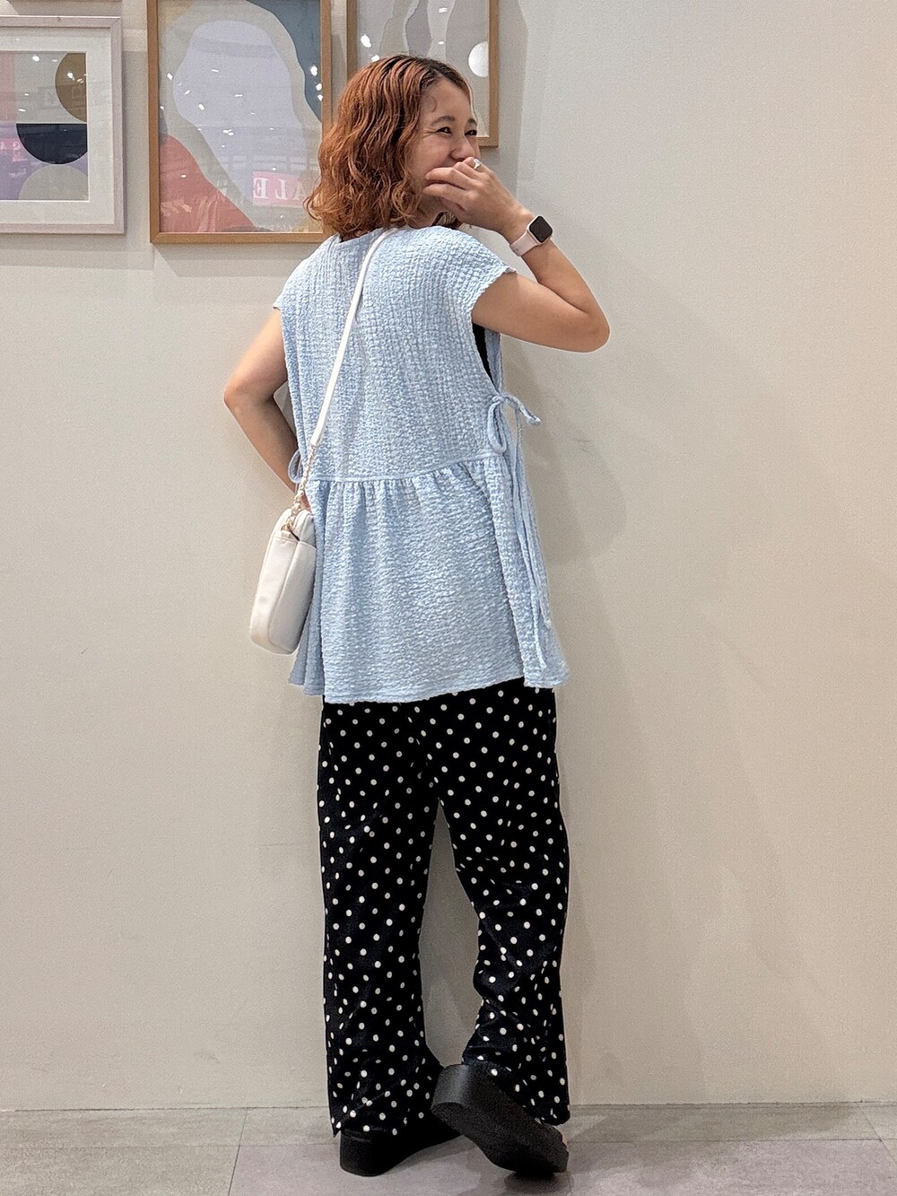 ベージュ系のTシャツ/カットソー、ブラック系のその他パンツ、ブラック系のサンダルを着用したレディースの夏コーディネートの3枚目の写真