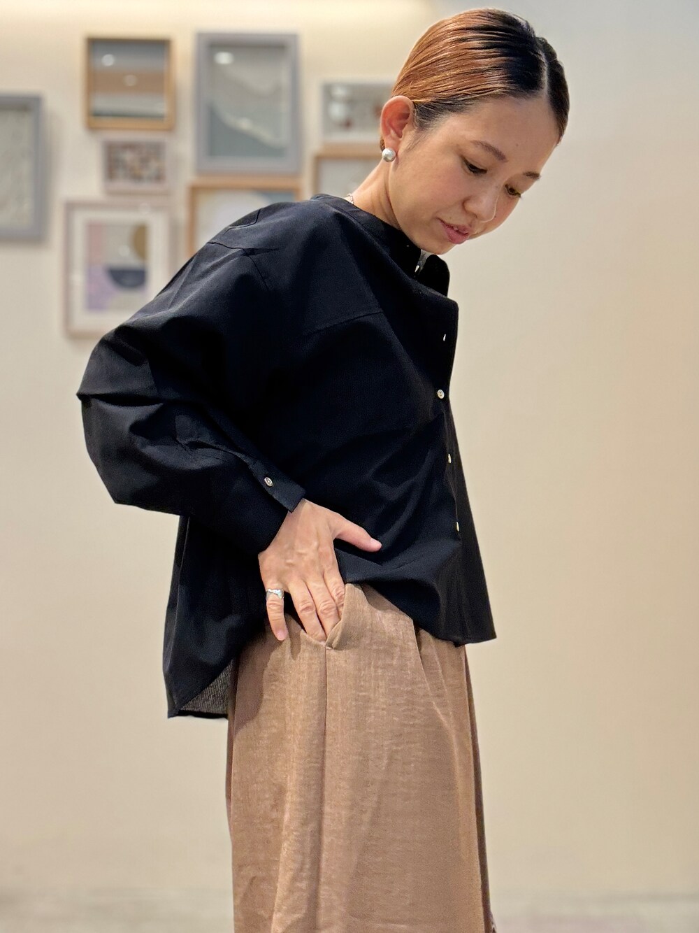 ブラック系のシャツ/ブラウス、ブラウン系のその他パンツ、ベージュ系のショルダーバッグを着用したレディースの夏コーディネートの4枚目の写真