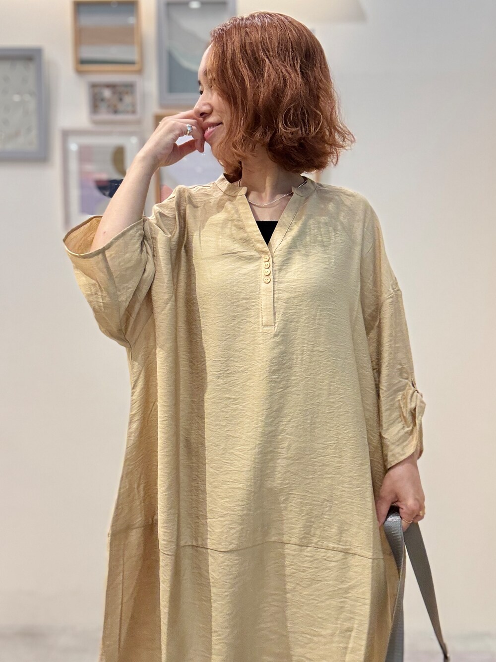 イエロー系のワンピース、ブラウン系のその他パンツ、グレー系のショルダーバッグを着用したレディースの夏コーディネートの5枚目の写真