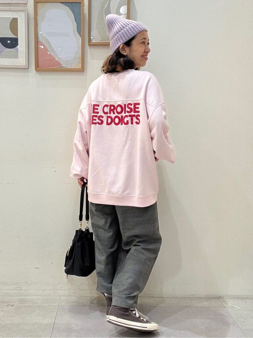 ピンク系のスウェット、グレー系のその他パンツ、ブラック系のショルダーバッグを着用したレディースの秋コーディネートの3枚目の写真