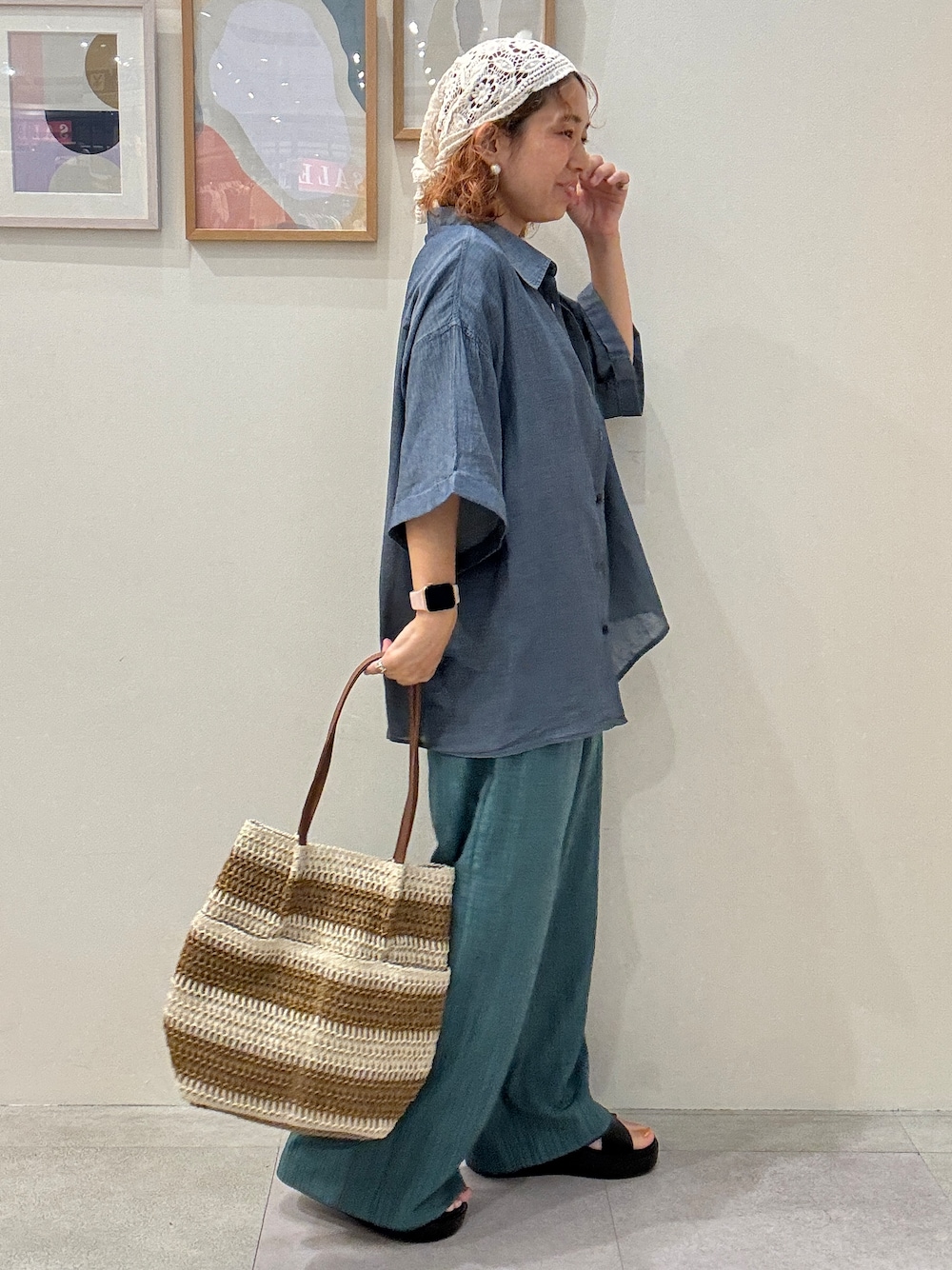 ブルー系のシャツ/ブラウス、ホワイト系のTシャツ/カットソー、グリーン系のその他パンツを着用したレディースの夏コーディネートの2枚目の写真