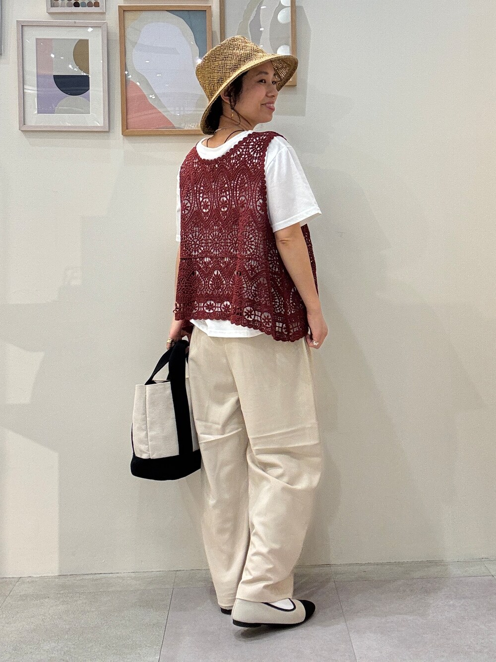 ブラック系のトートバッグ、ベージュ系のパンプス、ベージュ系のその他パンツを着用したレディースの春コーディネートの3枚目の写真