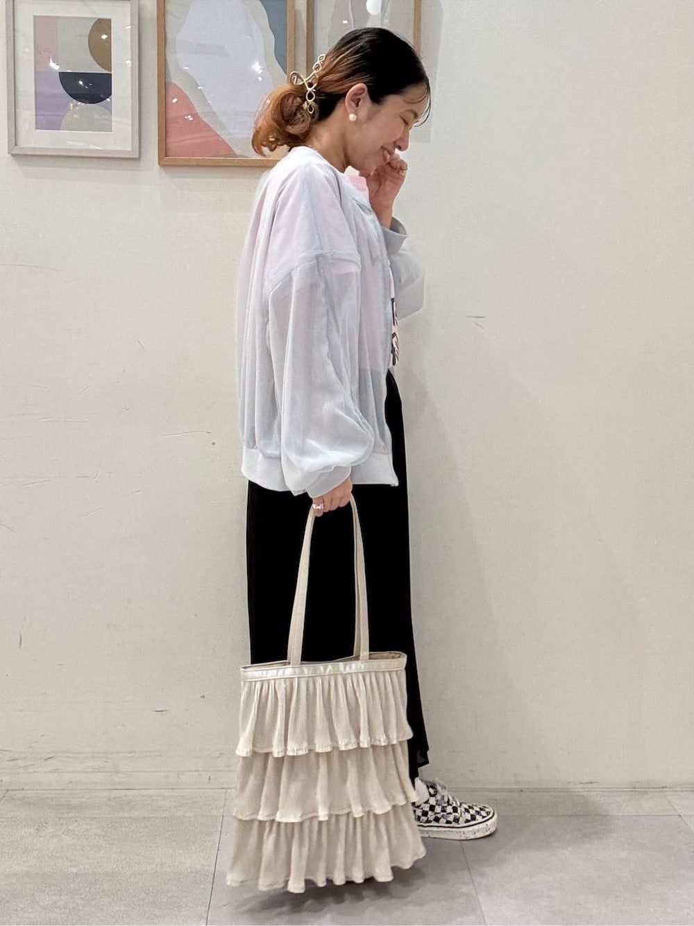 グレー系のブルゾン、ピンク系のTシャツ/カットソー、ブラック系のスカートを着用したレディースの春コーディネートの2枚目の写真