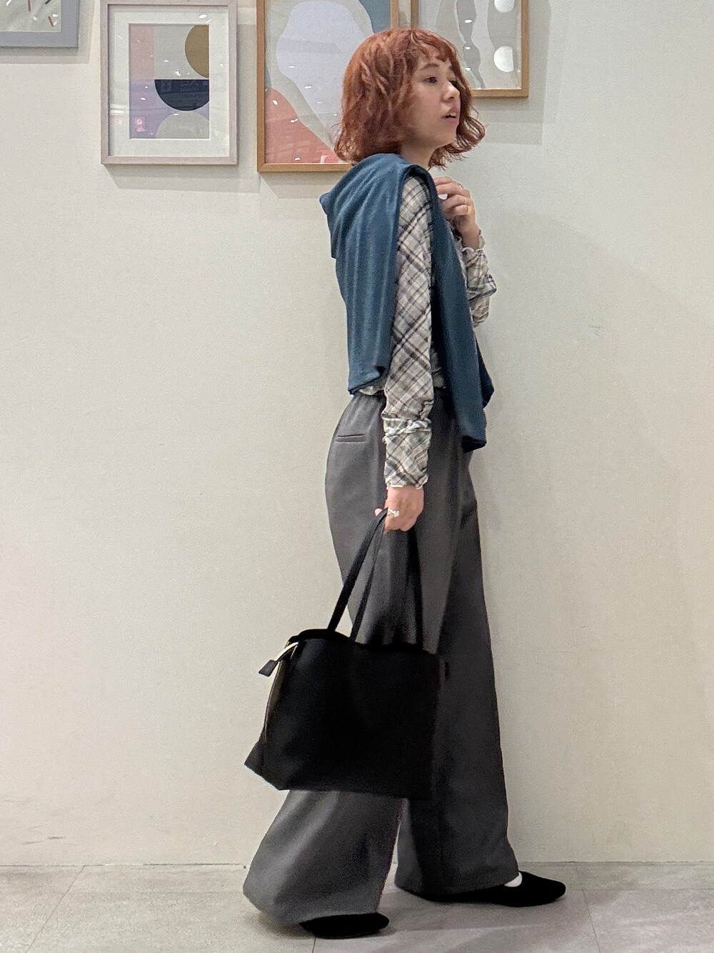 グリーン系のカーディガン/ボレロ、グレー系のTシャツ/カットソー、グレー系のその他パンツを着用したレディースの秋コーディネートの3枚目の写真