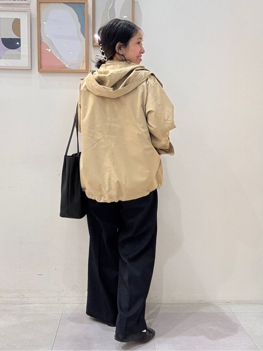 ベージュ系のブルゾン、ホワイト系のシャツ/ブラウス、ブルー系のその他パンツを着用したレディースの秋コーディネートの3枚目の写真