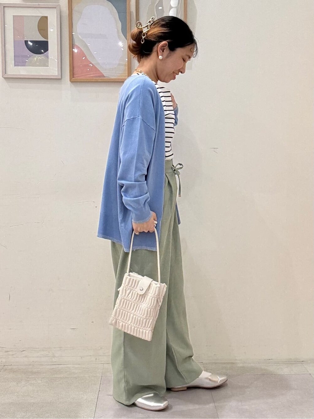 ブルー系のカーディガン/ボレロ、ホワイト系のTシャツ/カットソー、グリーン系のその他パンツを着用したレディースの春コーディネートの2枚目の写真