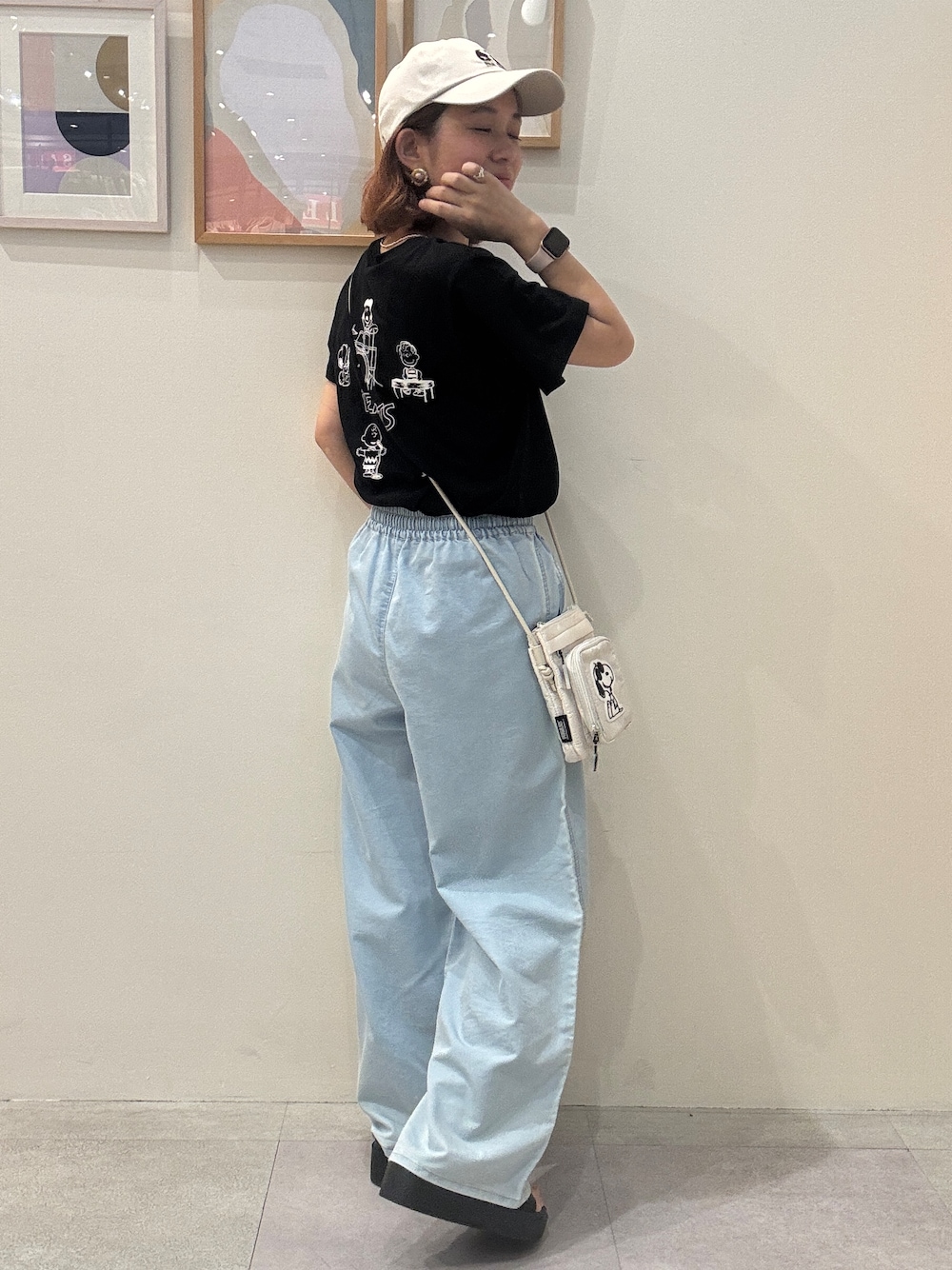 ブラック系のTシャツ/カットソー、ブルー系のデニムパンツ、ブラック系のサンダルを着用したレディースの夏コーディネートの3枚目の写真