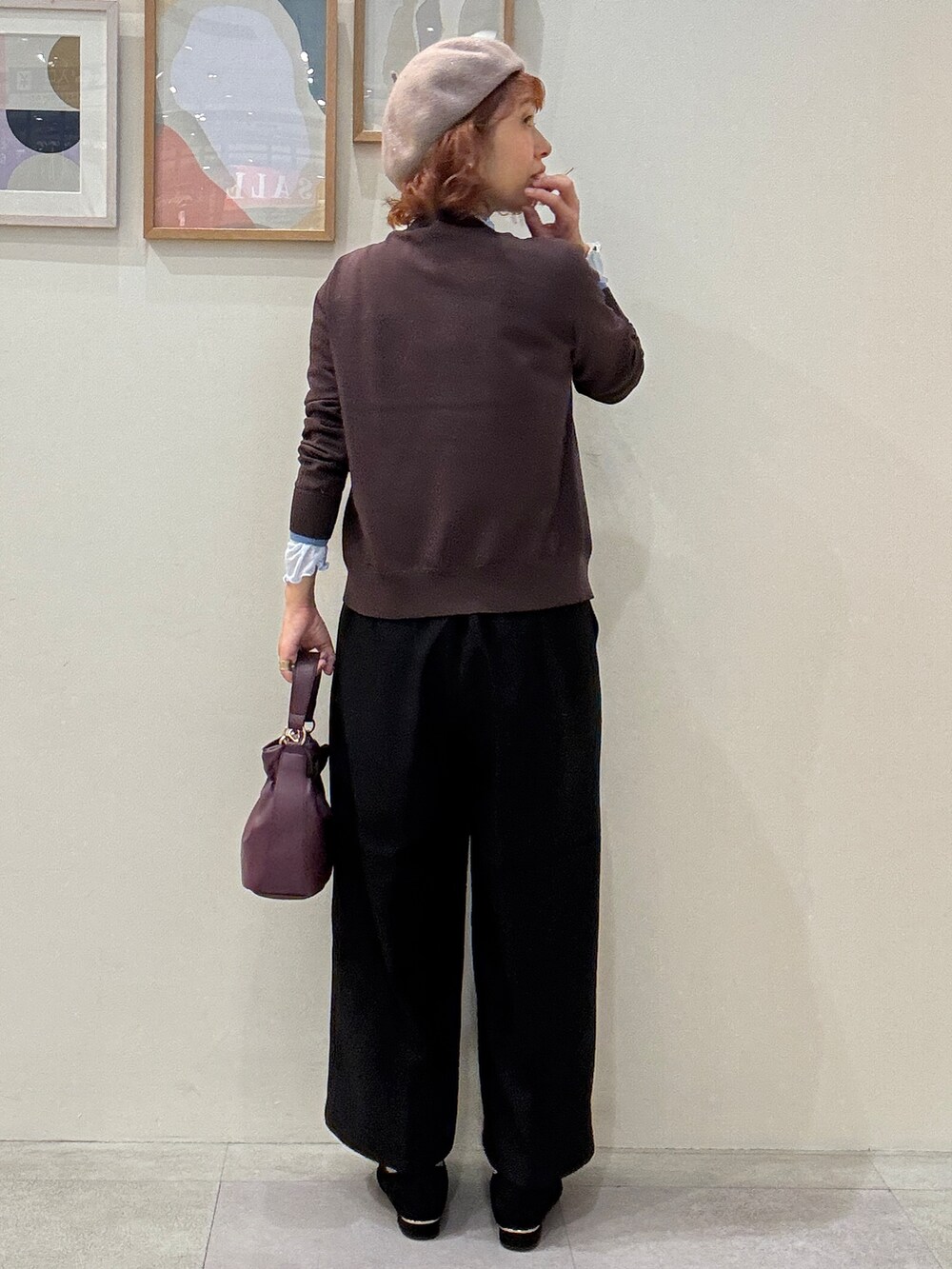 ブラウン系のカーディガン/ボレロ、ブルー系のTシャツ/カットソー、ブラック系のその他パンツを着用したレディースの秋コーディネートの3枚目の写真