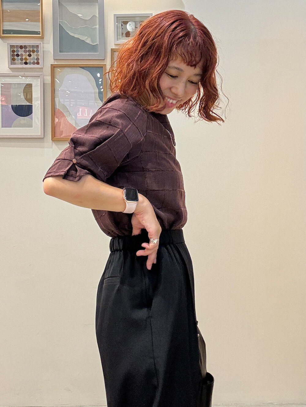 ブラウン系のシャツ/ブラウス、ブラック系のその他パンツ、ブラック系のショルダーバッグを着用したレディースの夏コーディネートの4枚目の写真