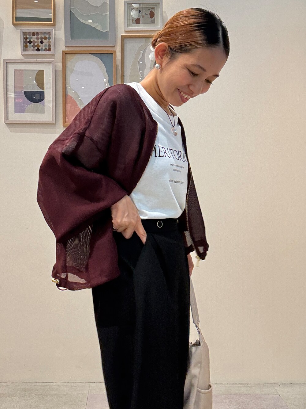 レッド系のブルゾン、ホワイト系のTシャツ/カットソー、ブラック系のその他パンツを着用したレディースの夏コーディネートの5枚目の写真