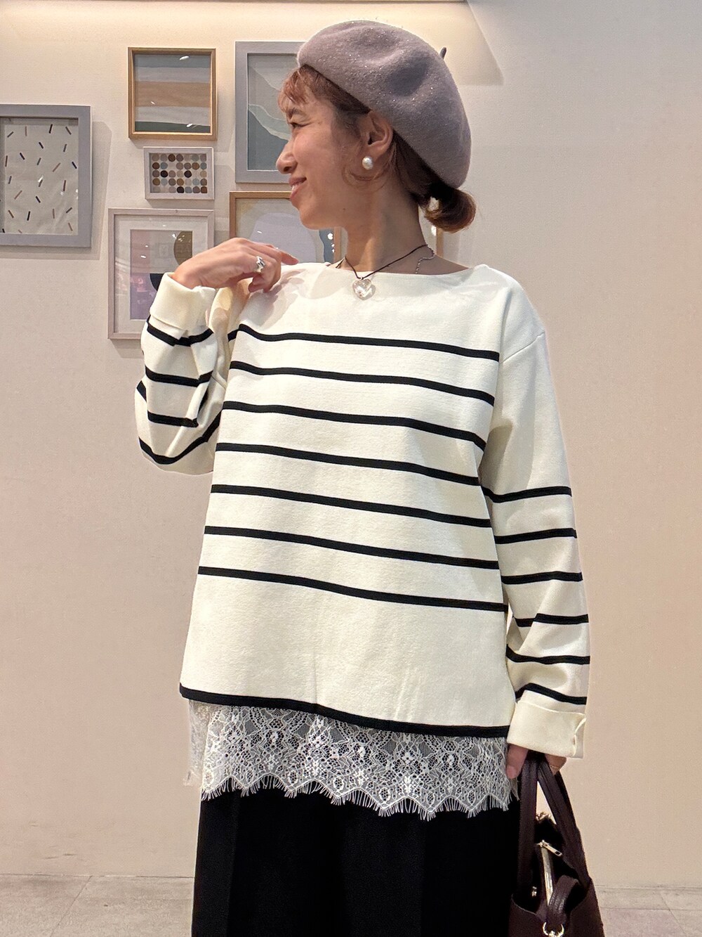 ベージュ系のニット/セーター、ホワイト系のTシャツ/カットソー、ブラック系のその他パンツを着用したレディースの秋コーディネートの4枚目の写真