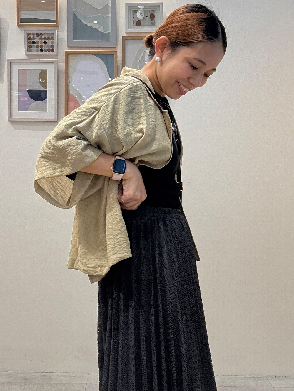 ブラウン系のシャツ/ブラウス、ブラック系のTシャツ/カットソー、ブラック系のスカートを着用したレディースの夏コーディネートの5枚目の写真