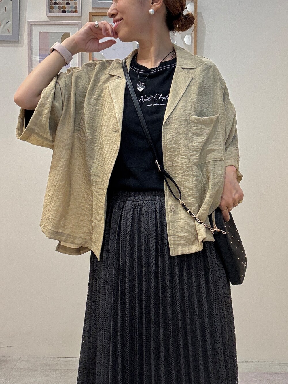 ブラウン系のシャツ/ブラウス、ブラック系のTシャツ/カットソー、ブラック系のスカートを着用したレディースの夏コーディネートの4枚目の写真