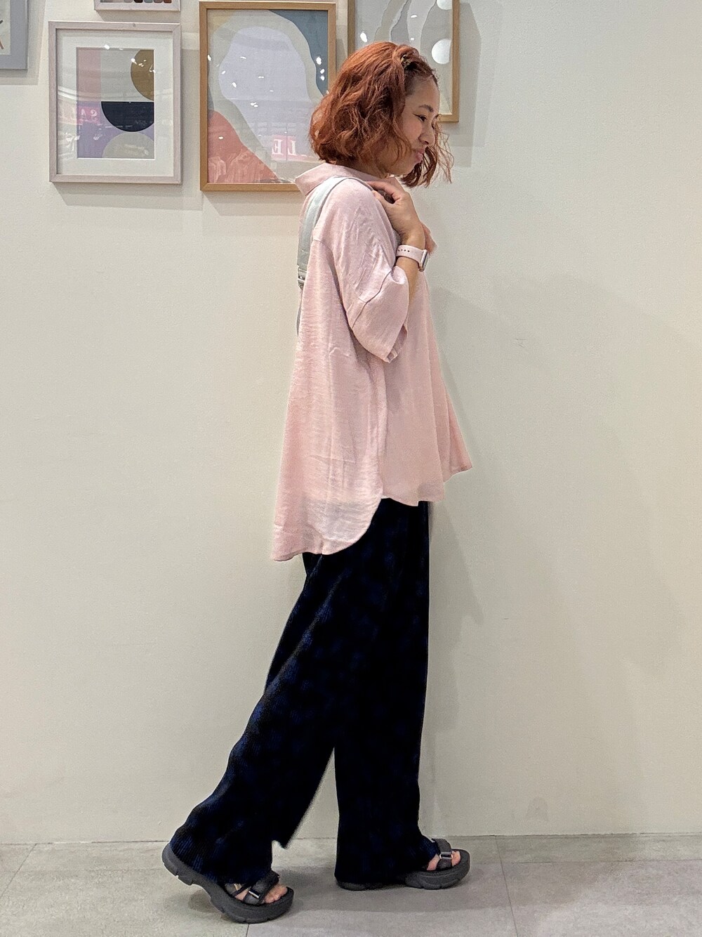 ピンク系のその他トップス、ブルー系のその他パンツ、シルバー系のショルダーバッグを着用したレディースの夏コーディネートの2枚目の写真